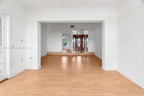 House in Miami, Florida 3 bedrooms, 159.79 sq.m. № 1946497 - photo 17