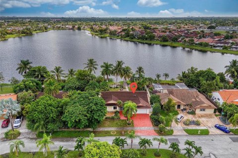 House in Miami, Florida 3 bedrooms, 159.79 sq.m. № 1946497 - photo 2