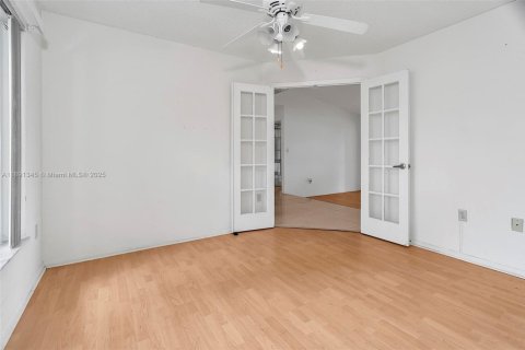 House in Miami, Florida 3 bedrooms, 159.79 sq.m. № 1946497 - photo 27