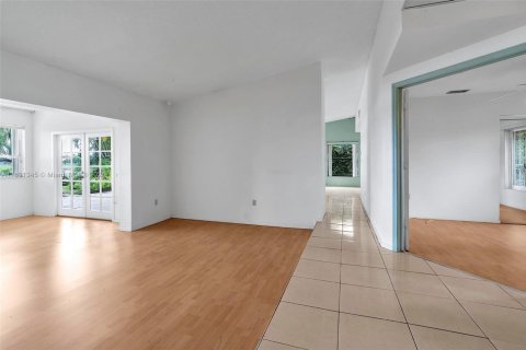 House in Miami, Florida 3 bedrooms, 159.79 sq.m. № 1946497 - photo 16