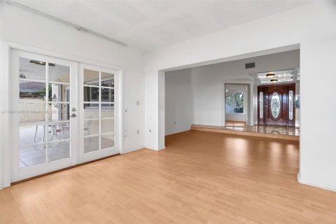 House in Miami, Florida 3 bedrooms, 159.79 sq.m. № 1946497 - photo 18