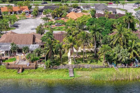 House in Miami, Florida 3 bedrooms, 159.79 sq.m. № 1946497 - photo 6