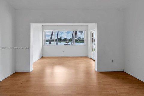 House in Miami, Florida 3 bedrooms, 159.79 sq.m. № 1946497 - photo 14