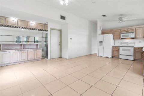House in Miami, Florida 3 bedrooms, 159.79 sq.m. № 1946497 - photo 25