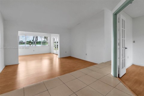 House in Miami, Florida 3 bedrooms, 159.79 sq.m. № 1946497 - photo 13