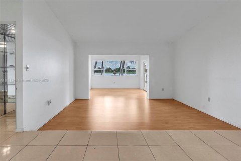 House in Miami, Florida 3 bedrooms, 159.79 sq.m. № 1946497 - photo 12