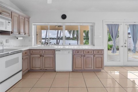 House in Miami, Florida 3 bedrooms, 159.79 sq.m. № 1946497 - photo 22