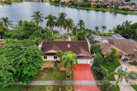 House in Miami, Florida 3 bedrooms, 159.79 sq.m. № 1946497 - photo 1