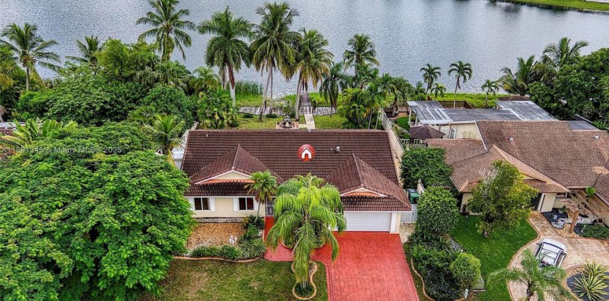 House in Miami, Florida 3 bedrooms, 159.79 sq.m. № 1946497
