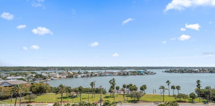 Condominio en Redington Shores, Florida, 2 dormitorios  № 1837765