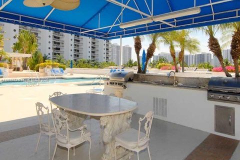 Condominio en alquiler en Aventura, Florida, 2 dormitorios, 169.08 m2 № 2054404 - foto 13