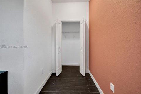 House in Miami, Florida 4 bedrooms, 203.18 sq.m. № 1794770 - photo 27