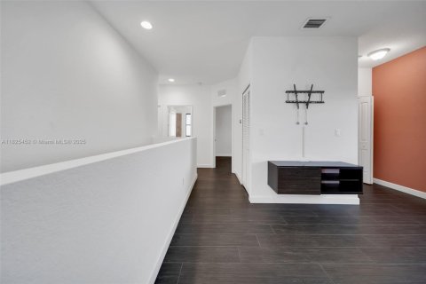 House in Miami, Florida 4 bedrooms, 203.18 sq.m. № 1794770 - photo 28