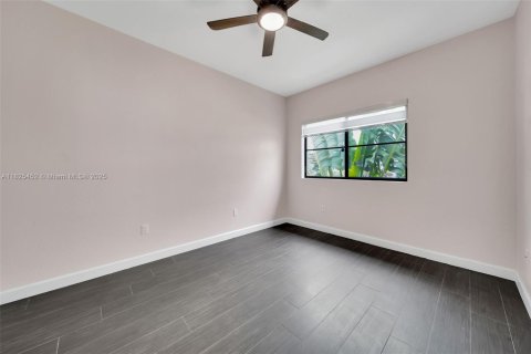 House in Miami, Florida 4 bedrooms, 203.18 sq.m. № 1794770 - photo 30