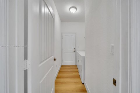 House in Miami, Florida 4 bedrooms, 203.18 sq.m. № 1794770 - photo 21