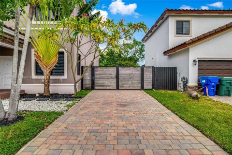 House in Miami, Florida 4 bedrooms, 203.18 sq.m. № 1794770 - photo 4