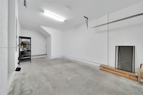 House in Miami, Florida 4 bedrooms, 203.18 sq.m. № 1794770 - photo 23