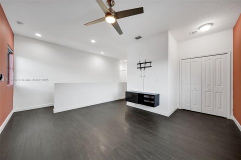 House in Miami, Florida 4 bedrooms, 203.18 sq.m. № 1794770 - photo 26