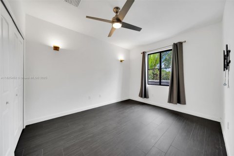 House in Miami, Florida 4 bedrooms, 203.18 sq.m. № 1794770 - photo 17