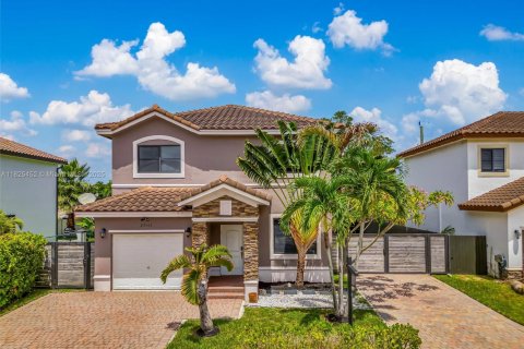 House in Miami, Florida 4 bedrooms, 203.18 sq.m. № 1794770 - photo 1