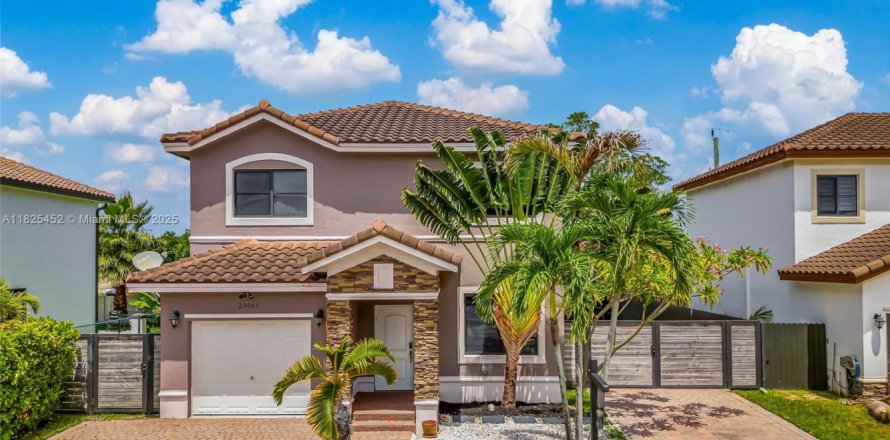 House in Miami, Florida 4 bedrooms, 203.18 sq.m. № 1794770