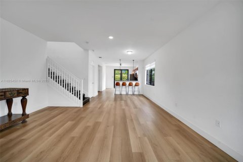 House in Miami, Florida 4 bedrooms, 203.18 sq.m. № 1794770 - photo 9