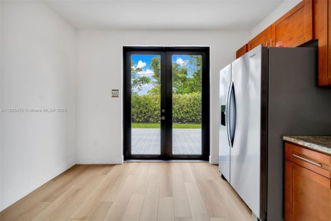 House in Miami, Florida 4 bedrooms, 203.18 sq.m. № 1794770 - photo 15