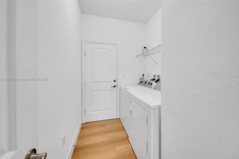 House in Miami, Florida 4 bedrooms, 203.18 sq.m. № 1794770 - photo 22