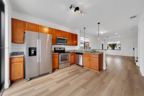 House in Miami, Florida 4 bedrooms, 203.18 sq.m. № 1794770 - photo 13