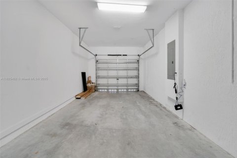 House in Miami, Florida 4 bedrooms, 203.18 sq.m. № 1794770 - photo 24