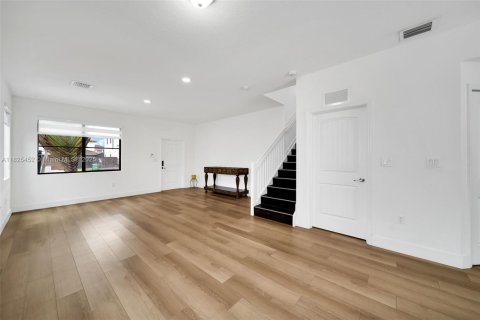 House in Miami, Florida 4 bedrooms, 203.18 sq.m. № 1794770 - photo 10
