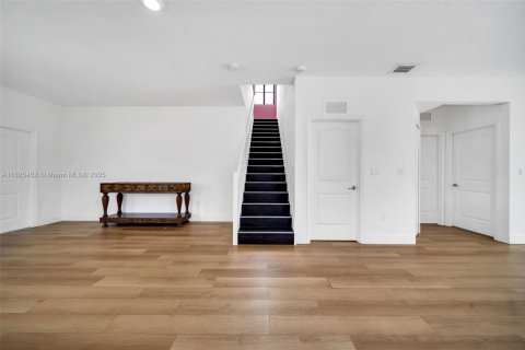 House in Miami, Florida 4 bedrooms, 203.18 sq.m. № 1794770 - photo 11