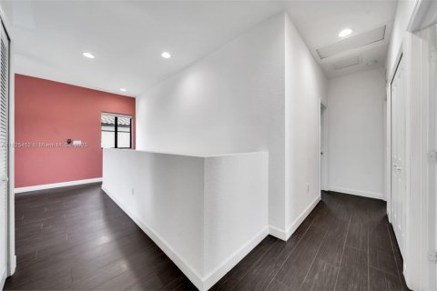 House in Miami, Florida 4 bedrooms, 203.18 sq.m. № 1794770 - photo 29
