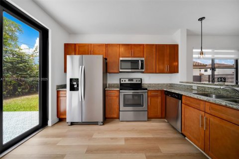 House in Miami, Florida 4 bedrooms, 203.18 sq.m. № 1794770 - photo 12