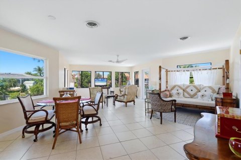 House in Englewood, Florida 2 bedrooms, 132.66 sq.m. № 2151425 - photo 8