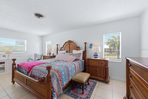 House in Englewood, Florida 2 bedrooms, 132.66 sq.m. № 2151425 - photo 21