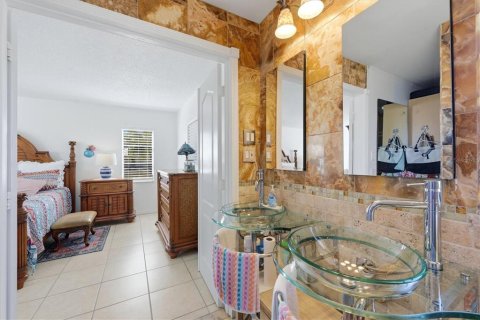 House in Englewood, Florida 2 bedrooms, 132.66 sq.m. № 2151425 - photo 25