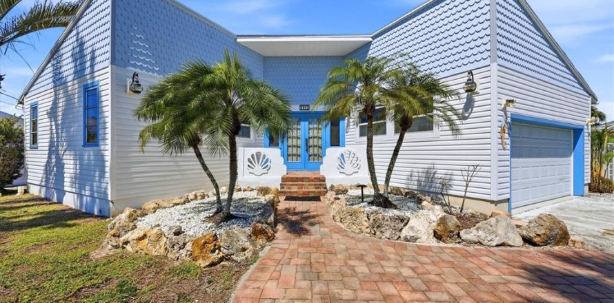 House in Englewood, Florida 2 bedrooms, 132.66 sq.m. № 2151425