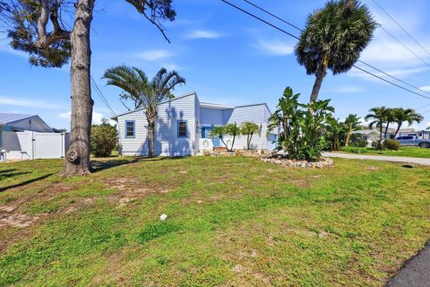 House in Englewood, Florida 2 bedrooms, 132.66 sq.m. № 2151425 - photo 2