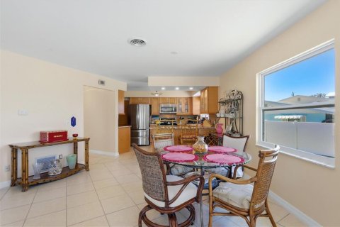 House in Englewood, Florida 2 bedrooms, 132.66 sq.m. № 2151425 - photo 14