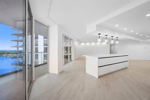 Condominio en alquiler en Aventura, Florida, 2 dormitorios, 141.4 m2 № 1924699 - foto 3