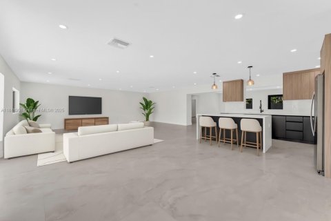 House in Hialeah, Florida 4 bedrooms, 275.55 sq.m. № 1852212 - photo 6