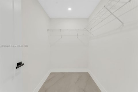 House in Hialeah, Florida 4 bedrooms, 275.55 sq.m. № 1852212 - photo 20