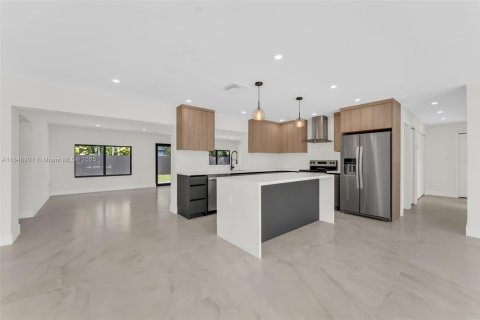House in Hialeah, Florida 4 bedrooms, 275.55 sq.m. № 1852212 - photo 4
