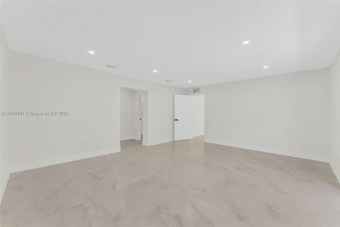 House in Hialeah, Florida 4 bedrooms, 275.55 sq.m. № 1852212 - photo 17
