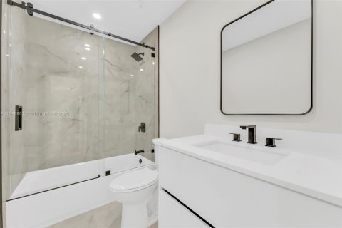 House in Hialeah, Florida 4 bedrooms, 275.55 sq.m. № 1852212 - photo 29
