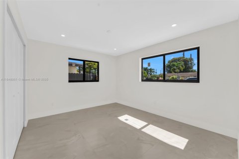 House in Hialeah, Florida 4 bedrooms, 275.55 sq.m. № 1852212 - photo 30