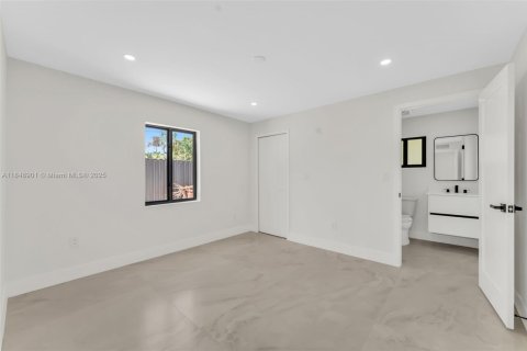 House in Hialeah, Florida 4 bedrooms, 275.55 sq.m. № 1852212 - photo 22