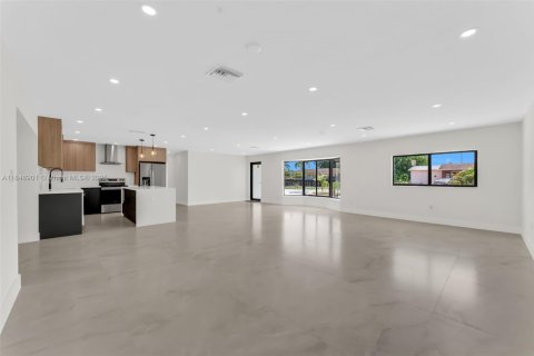 House in Hialeah, Florida 4 bedrooms, 275.55 sq.m. № 1852212 - photo 8