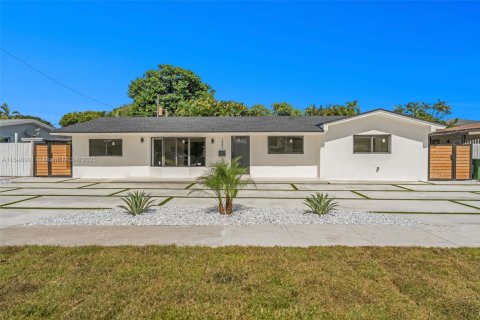 House in Hialeah, Florida 4 bedrooms, 275.55 sq.m. № 1852212 - photo 1